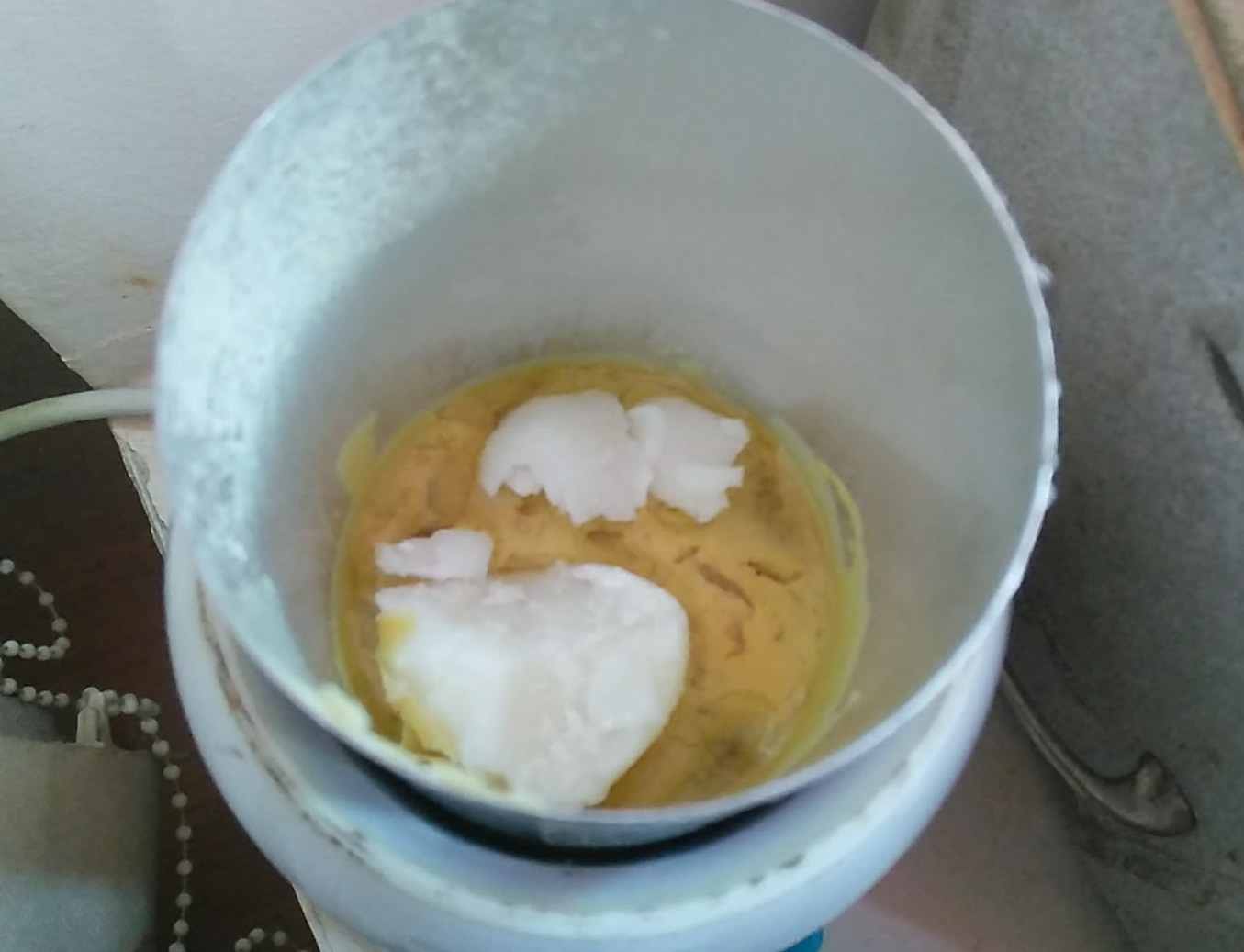 Жидкий воск разделительный izhwax sp 3 литра. Антидождь из парафина и уайт спирита. Растворение парафина в бензине. Чем разбавляют воск. Жидкий парафин застывает.