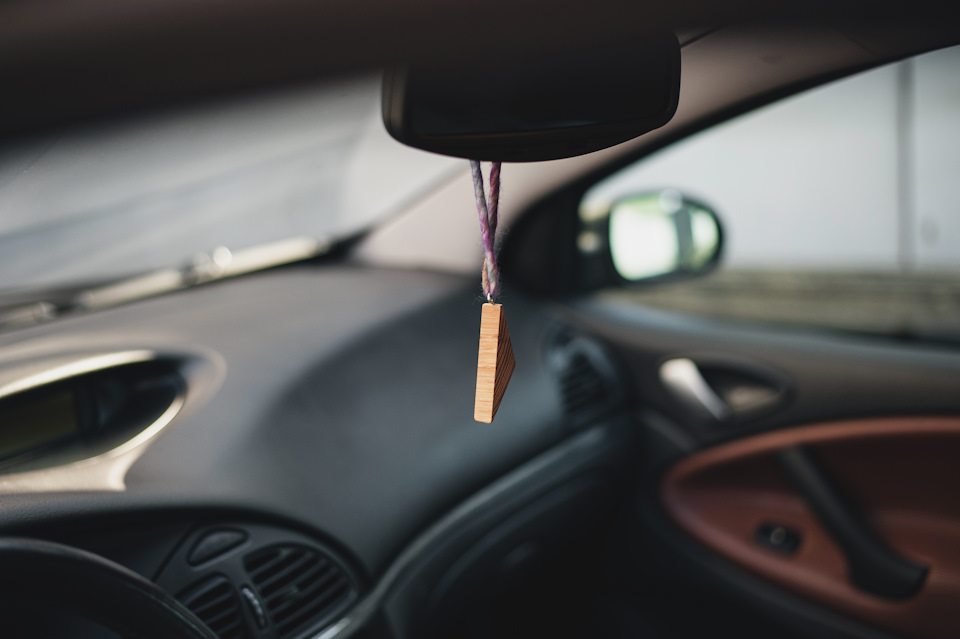 повесил свой сувенирчик, друг занимается сувенирами из дерева модными хипстерскими, а жена вязанием) — Citroen C5 (1G)