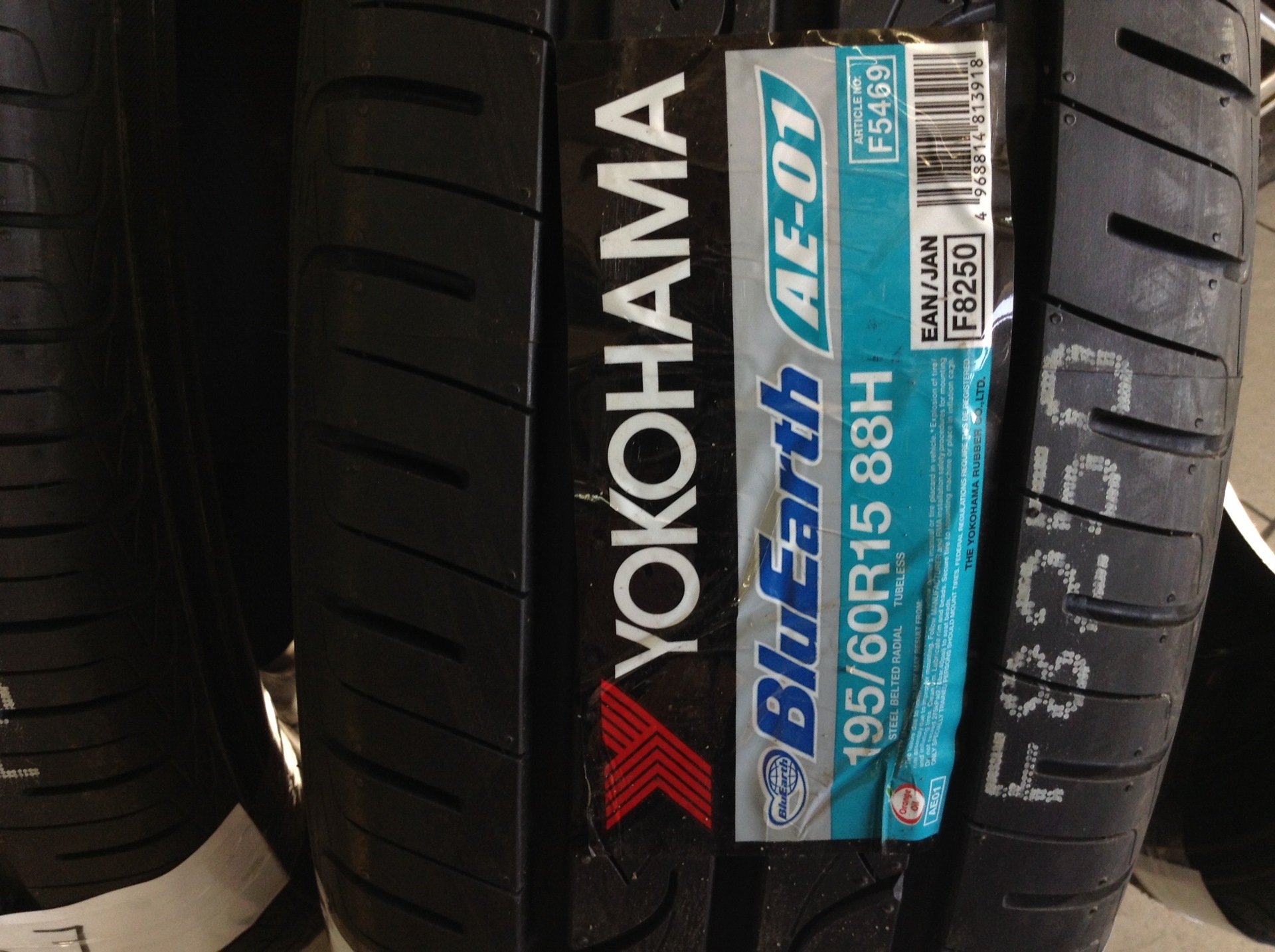 Yokohama earth. Шины Yokohama 195/60r15. Йокогама ае01. Шины Yokohama летние 195/60 r15. Йокогама ае 61.