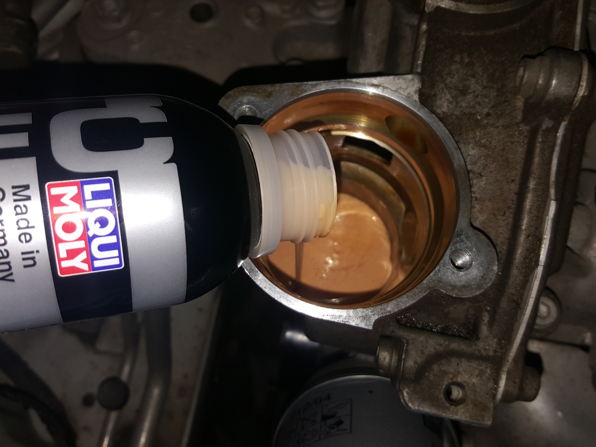 Масло поло седан cfna. Промывка двигателя Фольксваген. Фольксваген поло сливная пробка двигателя. Замена масла ДВС поло 2015 года. Промывка для двигателя при замене масла Polo sedan.