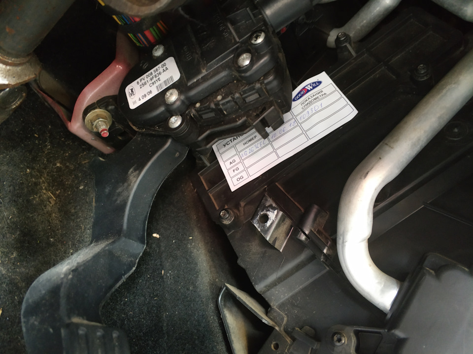 Замена фильтра воздушного, салонного и картерных газов — Ford Fusion, 1 ...