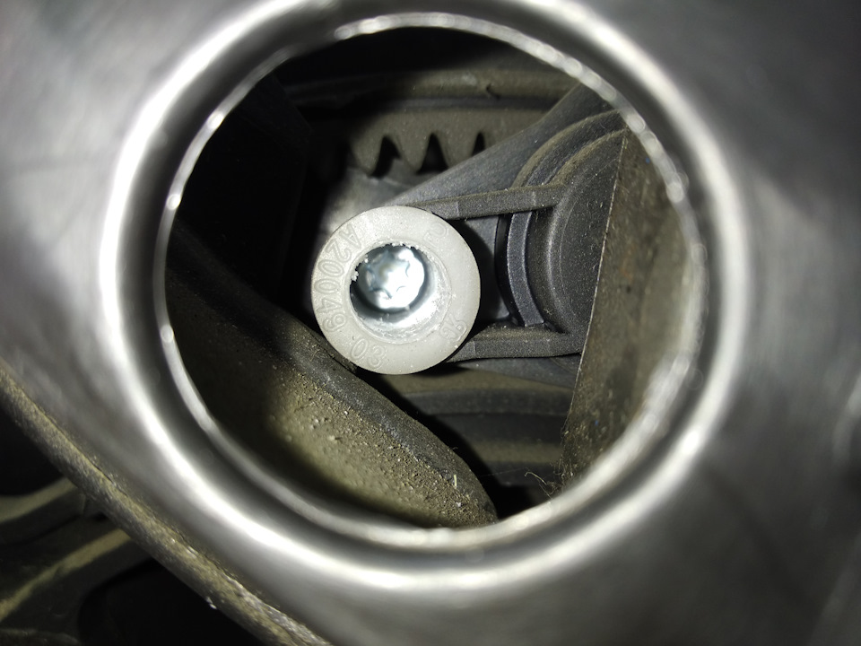 Это тот самый саморез. Увидеть его можно только с помощью смарта, иначе в это отверстие не заглянуть. — Peugeot 307