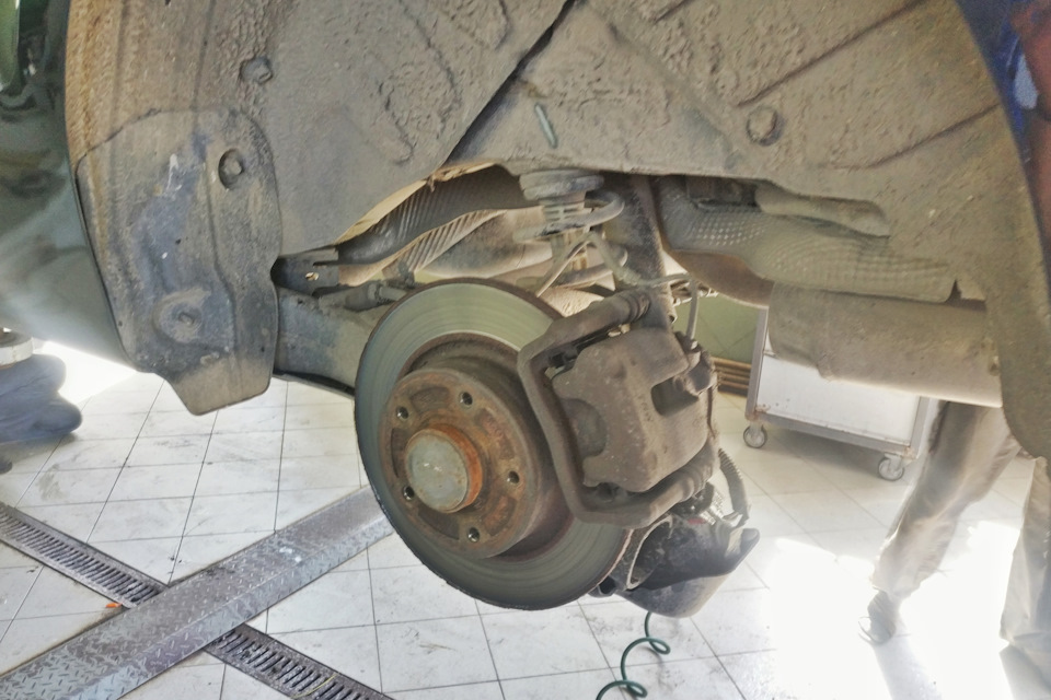 Заміна задніх гальмівних колодок — Renault Grand Scenic III, 1,6 л ...