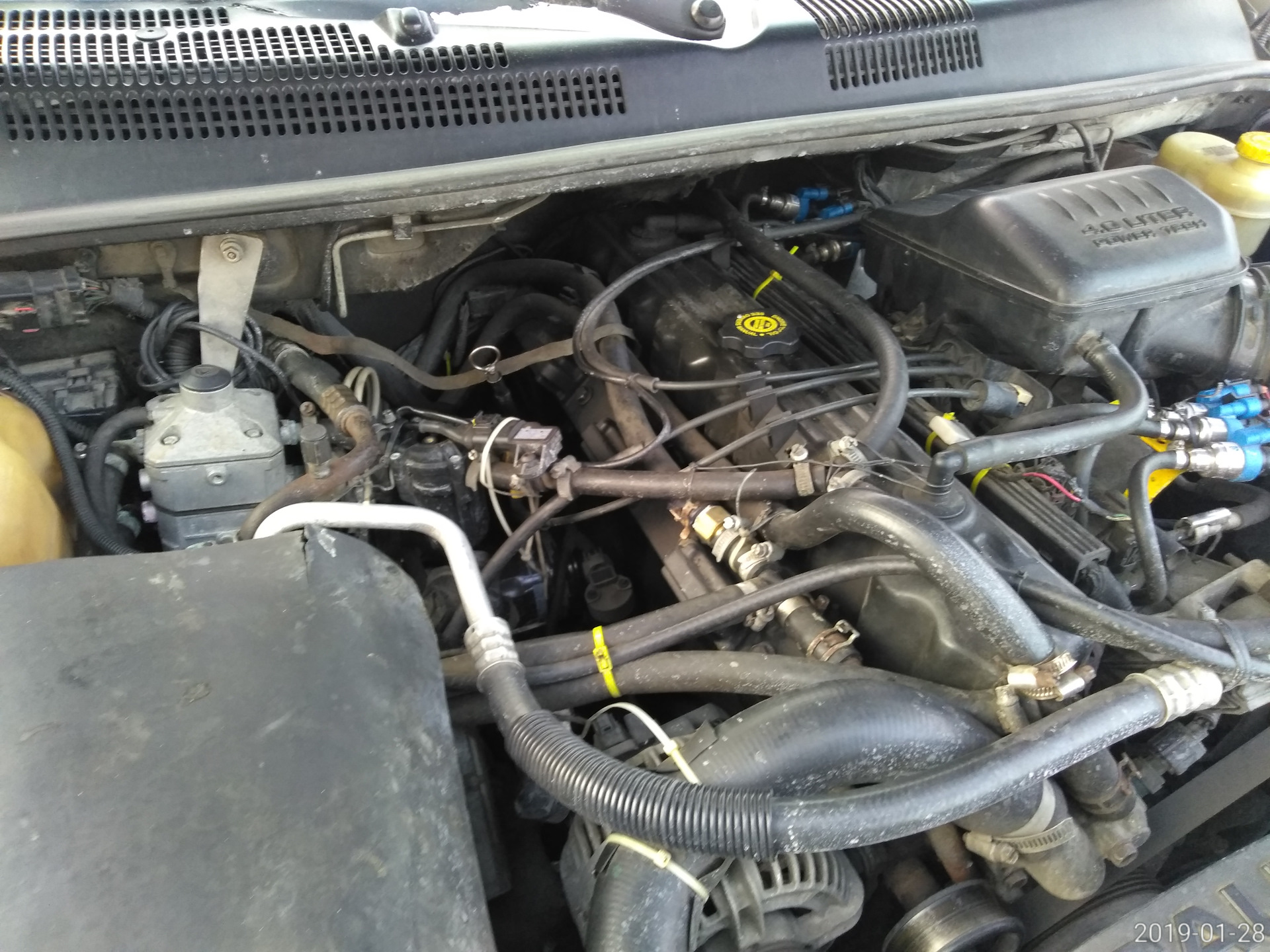 Замена чероки. Jeep Grand Cherokee 4.0 1999 год аккумулятор. Свечи для ГБО Jeep Grand Cherokee WJ 4.7. Jeep 4.0 свечи зажигания. Зажигание джип Гранд Чероки 4.0.