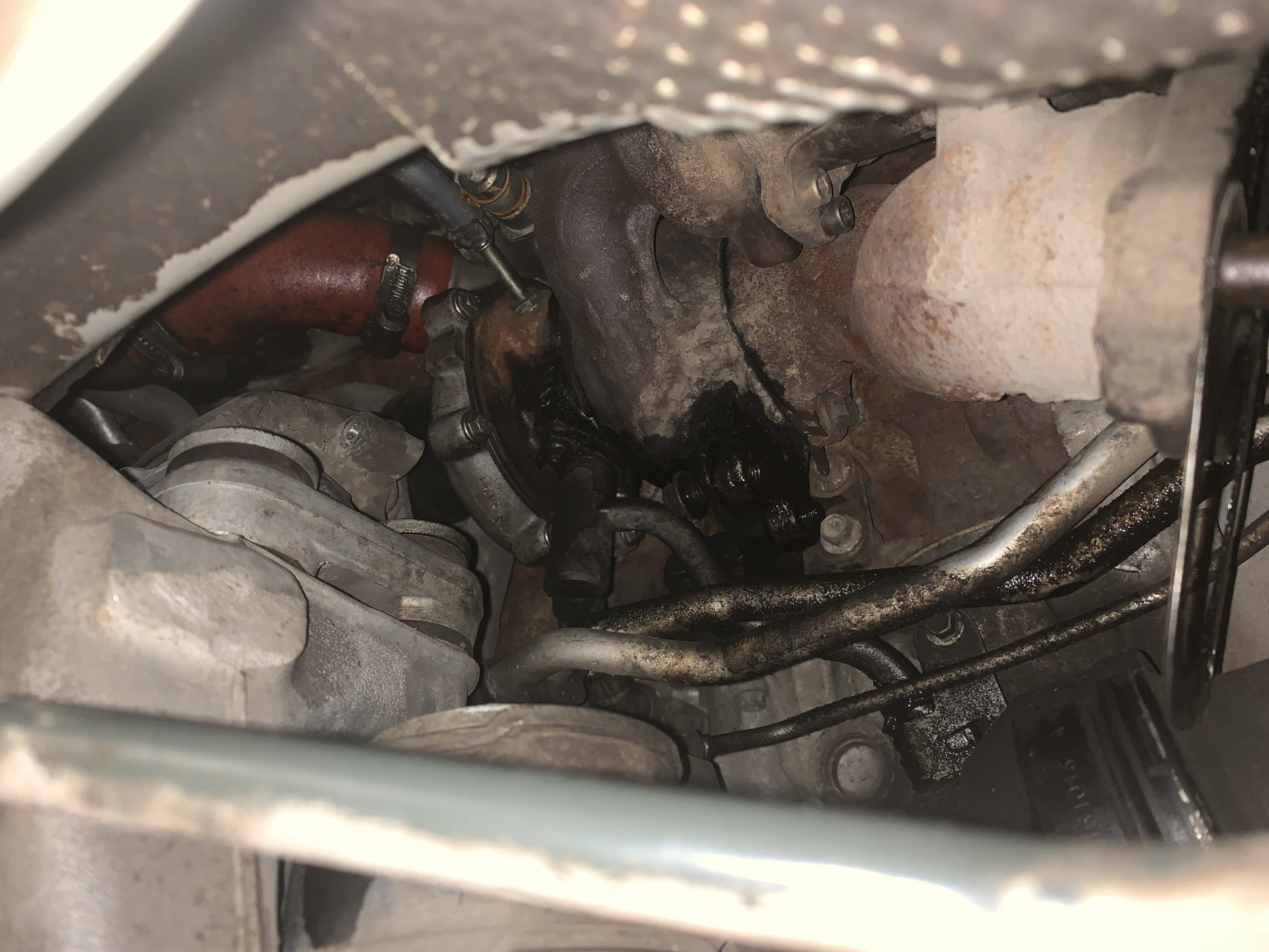 Турбина течь масла. Турбина течь масла. Рено мастер 3 снятие турбины. Турбина гонит масло. 4 дизель.