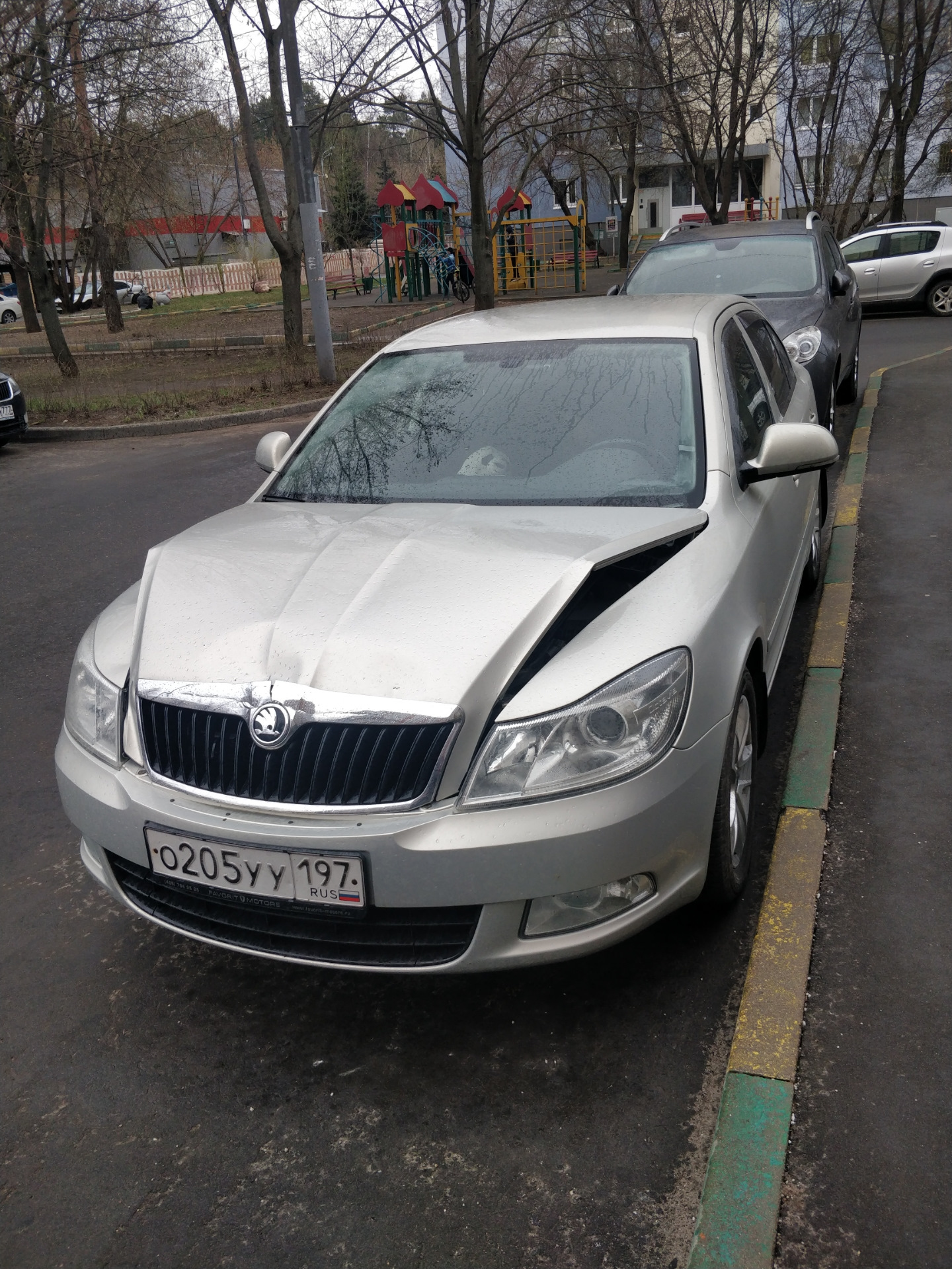 А вот и первая авария… — Skoda Octavia A5 Mk2, 1,8 л, 2012 года | ДТП |  DRIVE2