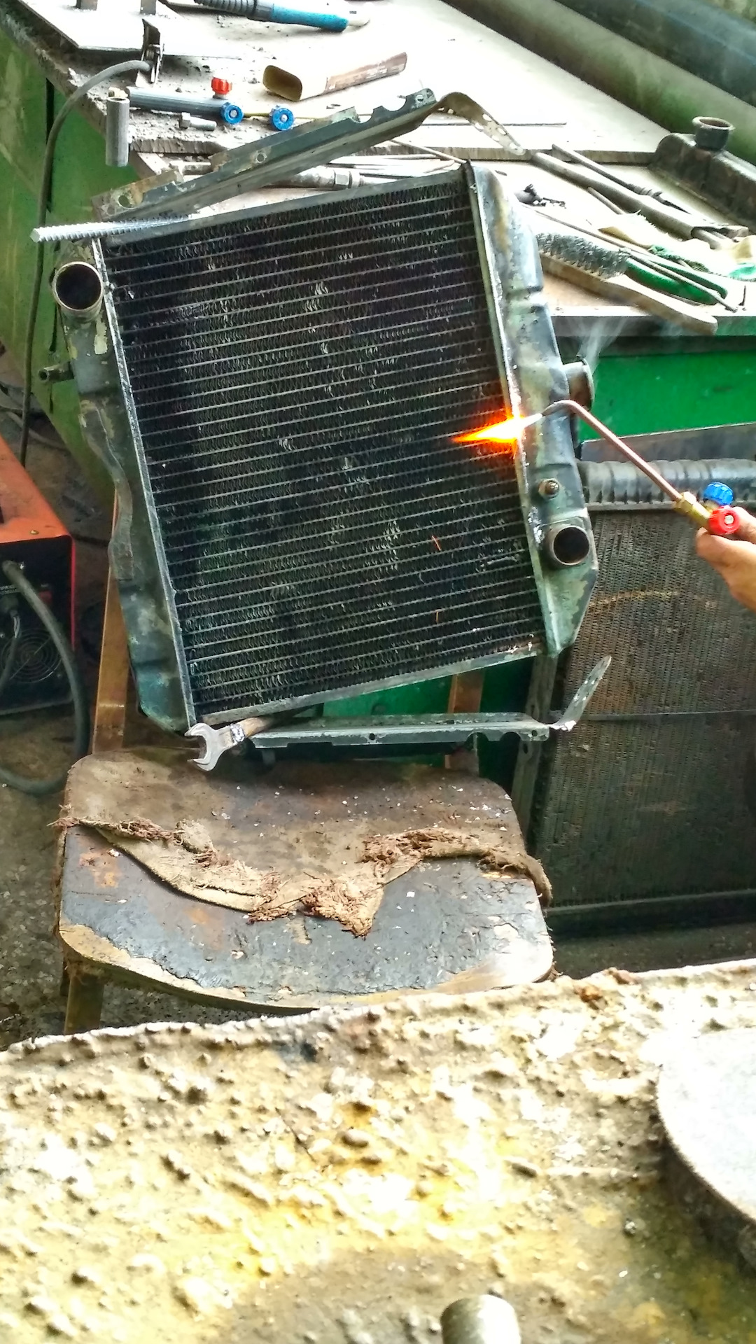 Что внутри радиатора. Промывка радиатора. Засоренный радиатор печки. Радиатор отопителя газ-3302 накипь наглядно. Что внутри радиатора.