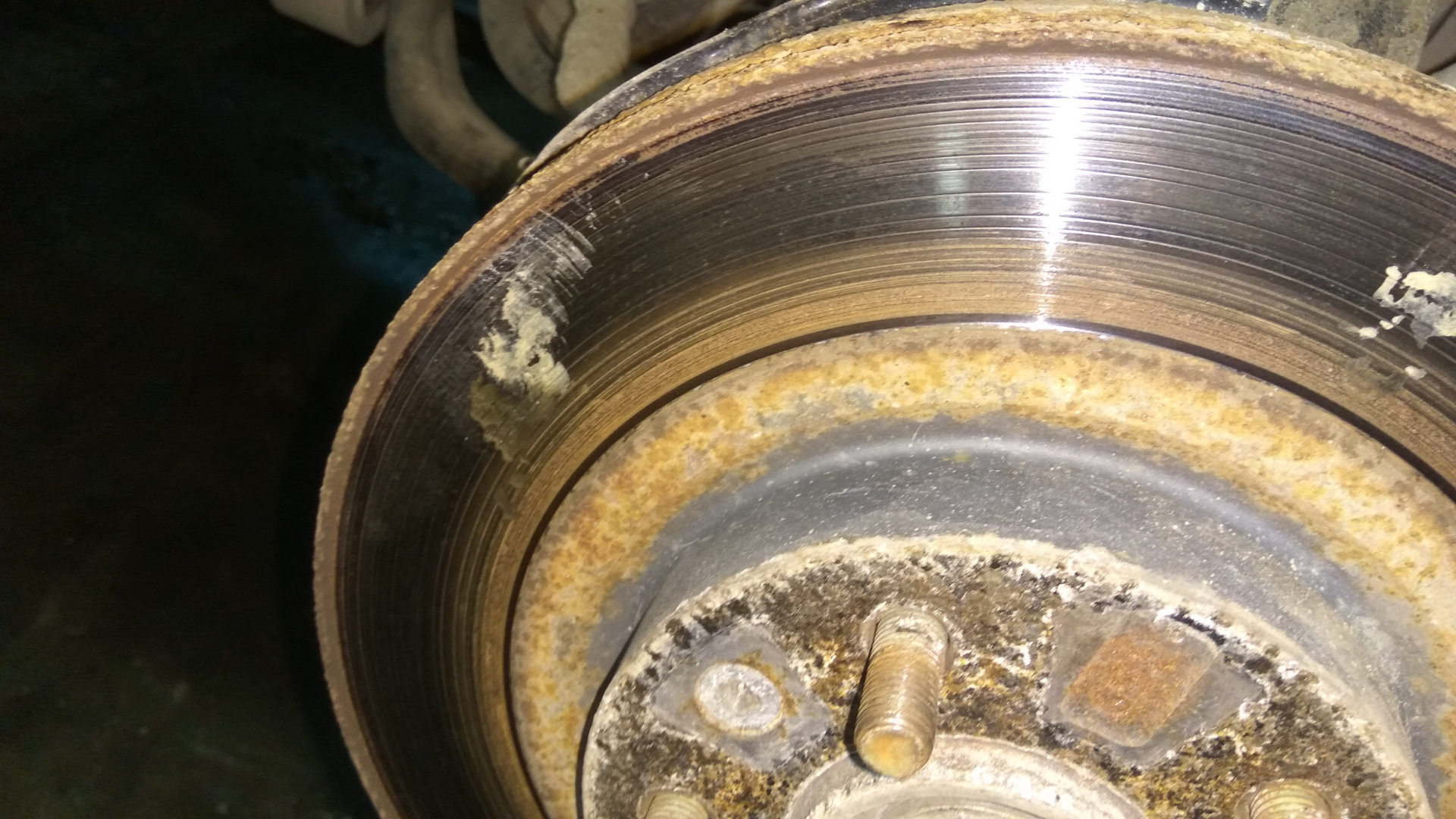 Отвалились колодки тормозные. Площадь прилегания колодки к диску. Тормозные колодки mazda 6. Сорвало тормозные накладки. Колодка не плотно прилегает к тормозному диску.