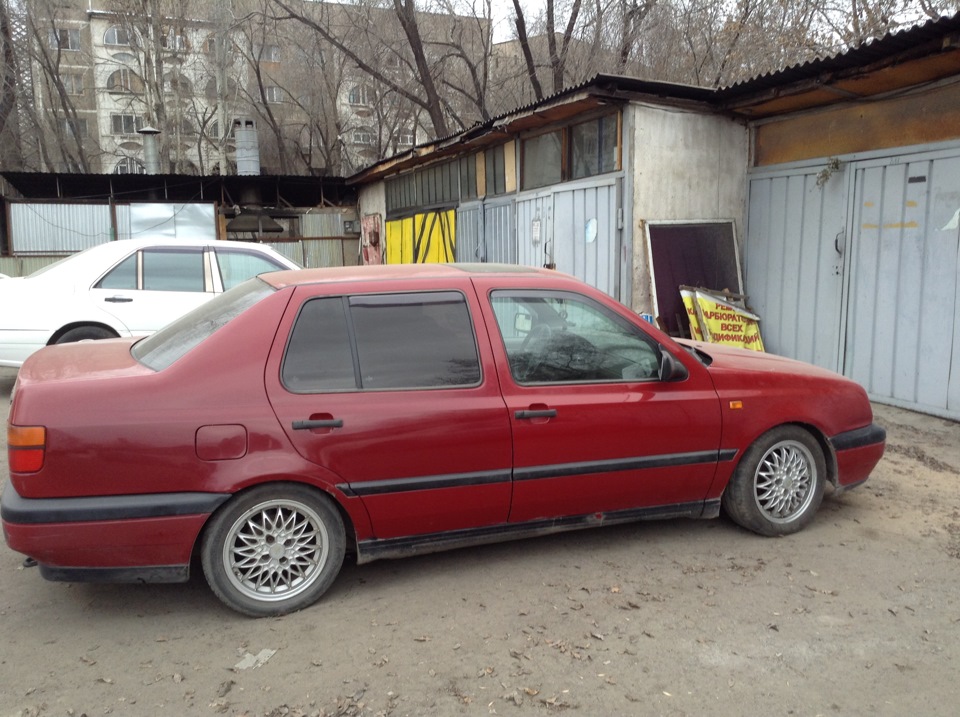 VW Vento на белых дисках