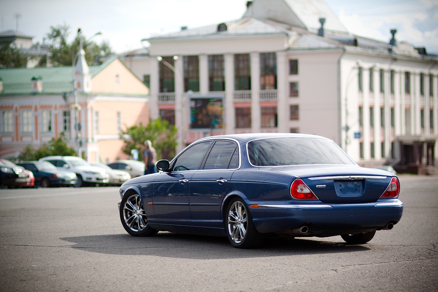 Jaguar XJ stance