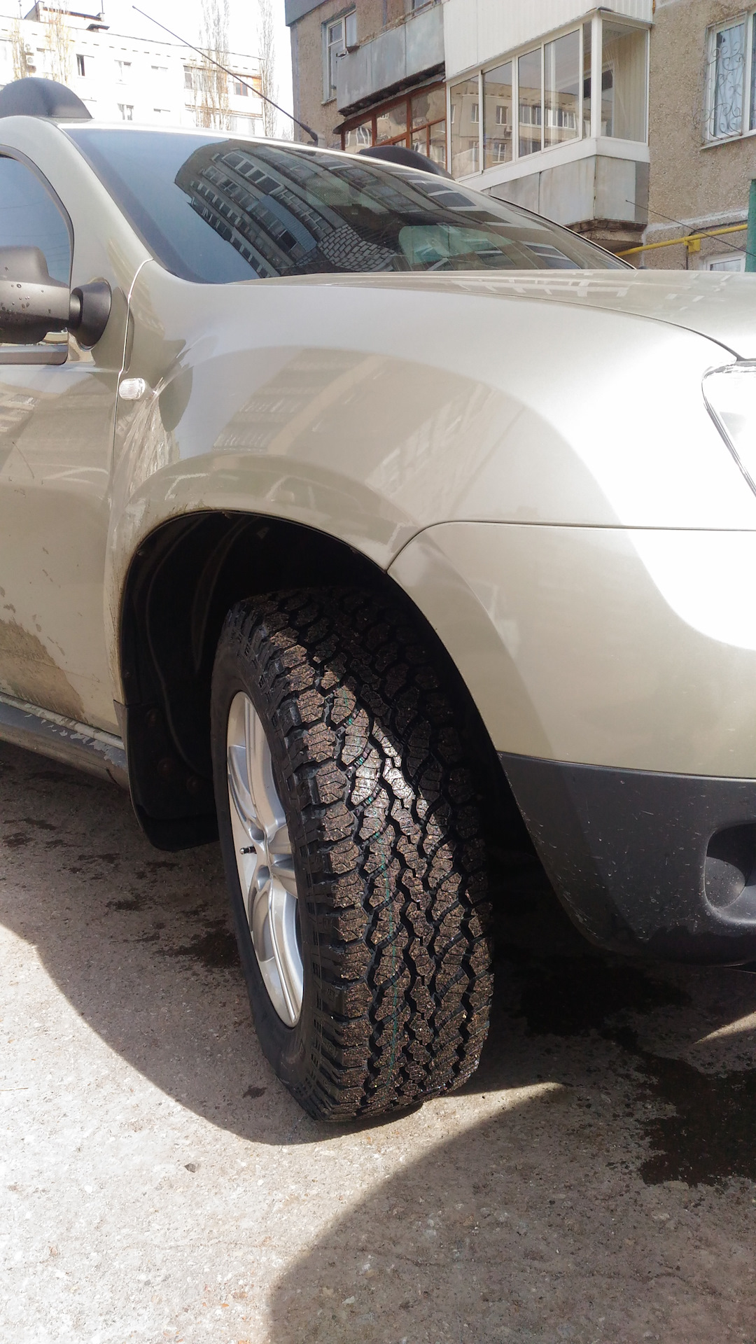 Дастер летние шины купить. Duster 235/60 r16. 235/60 R16 Рено Дастер. Шины Дастер r16 АТ 215/65 maxima. Дастер на АТ резине 225 60 r16.