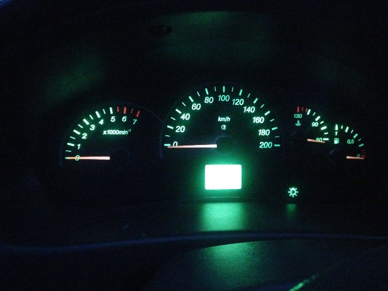 Лампочки подсветки приборной панели приора 1. Лада приора 1 подсветка панели приборов. Пересвет приборной панели 2170. Красная подсветка приборной панели тойота. Лампочки на тахометр lada priora.