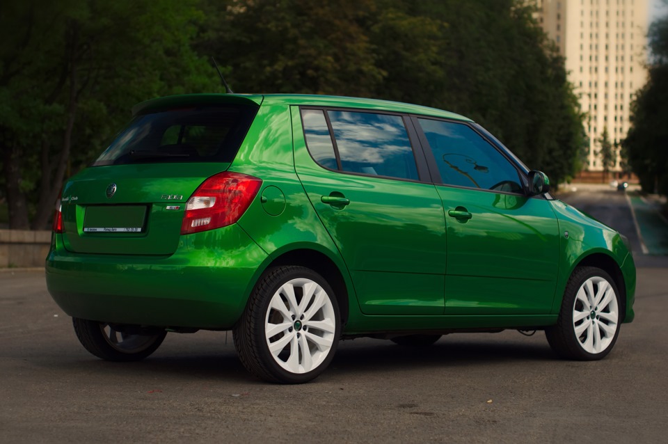 Skoda Fabia зеленая