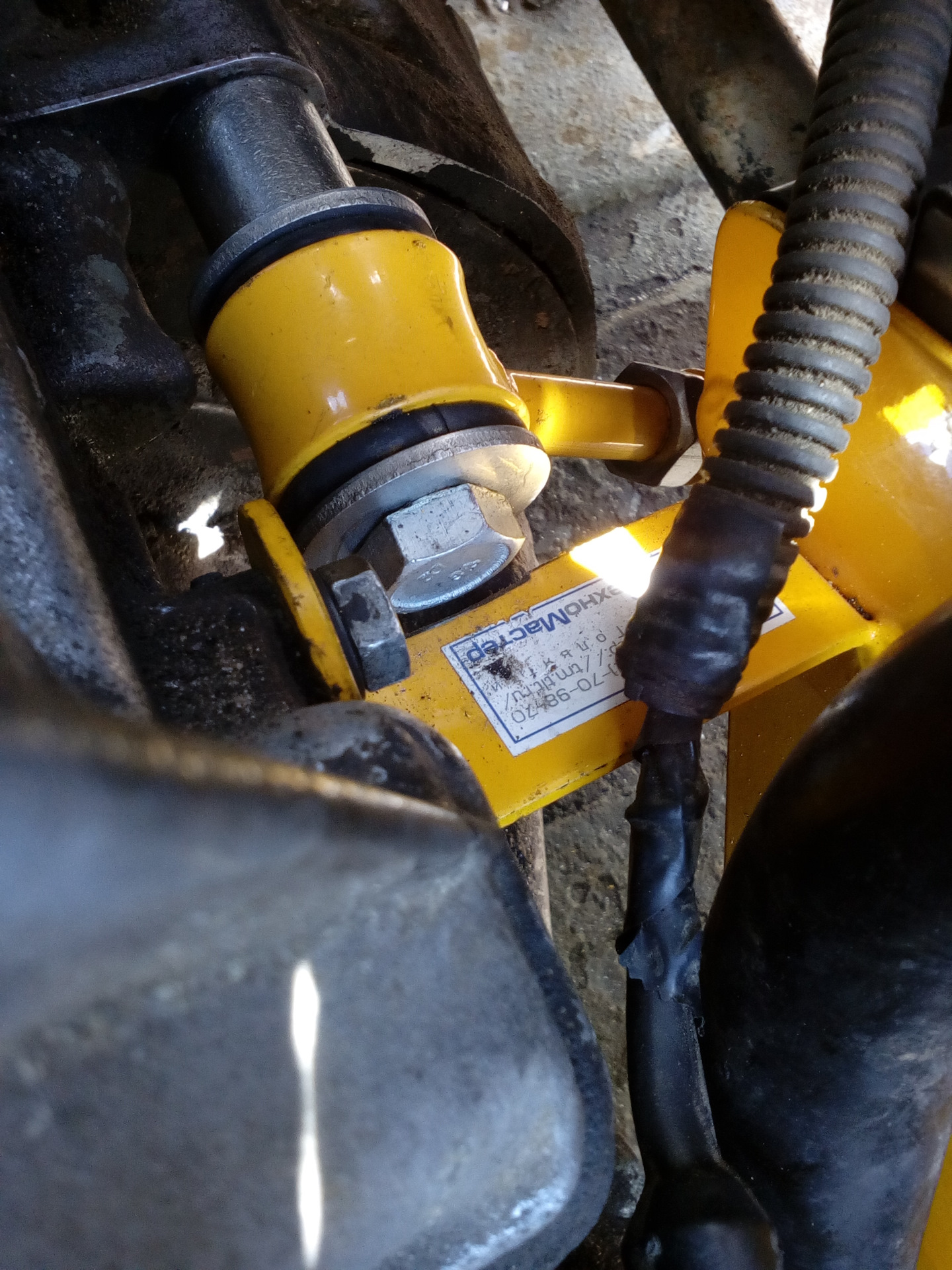 Дополнительная опора двигателя приора 16 клапанов. Доп опора двигателя 2110 16кл. Доп крепления двигателя ваз 2110. Установка дополнительной опоры. Доп опора для блока питания компьютера.