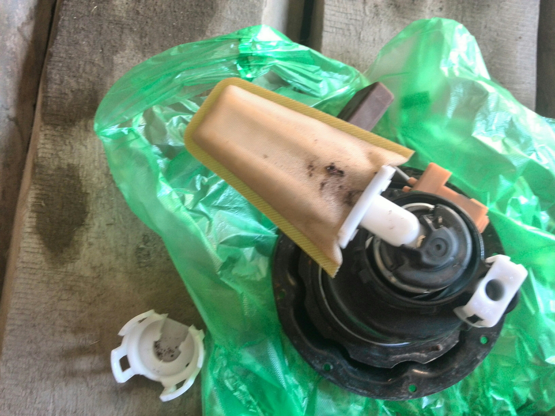 Бензонасос мазда фамилия вэн 2000. Бензонасос мазда двигатель 323 1985г. Топливный модуль на мазду премаси. Топливный насос мазда фамилия. Бензонасос mazda familia 1984 года.