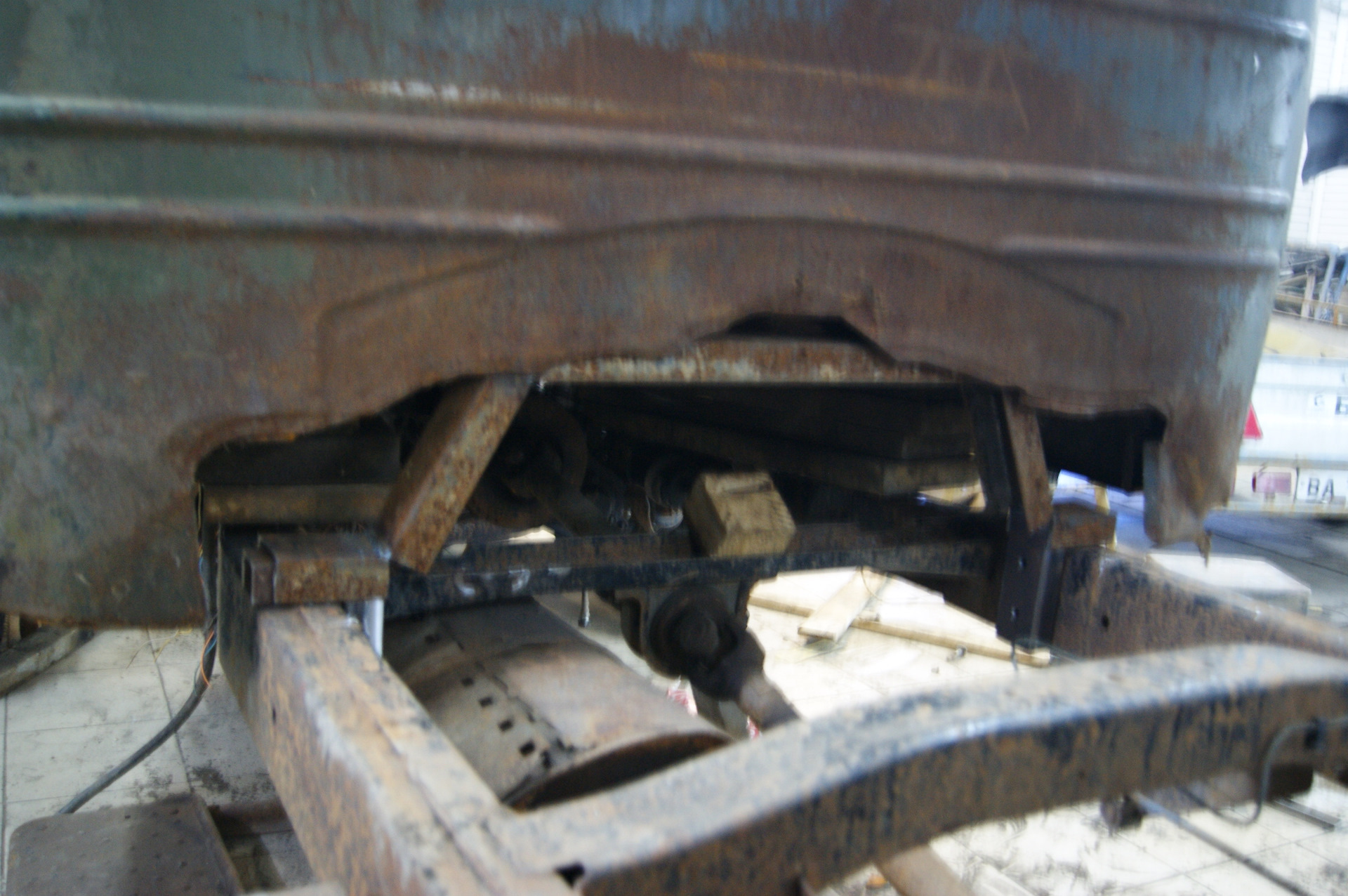 Крепление капота зил 4331. Крепление кабины зил. Тяга стеклоочистителя сл-440 зил-130. Кабина зил 131 схема. Кронштейн крепления кабины зил.