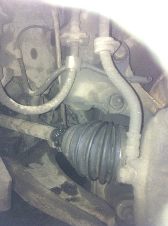 Выдавливает смазку из пыльника — Mitsubishi Outlander XL, 2,4 л, 2009 ...