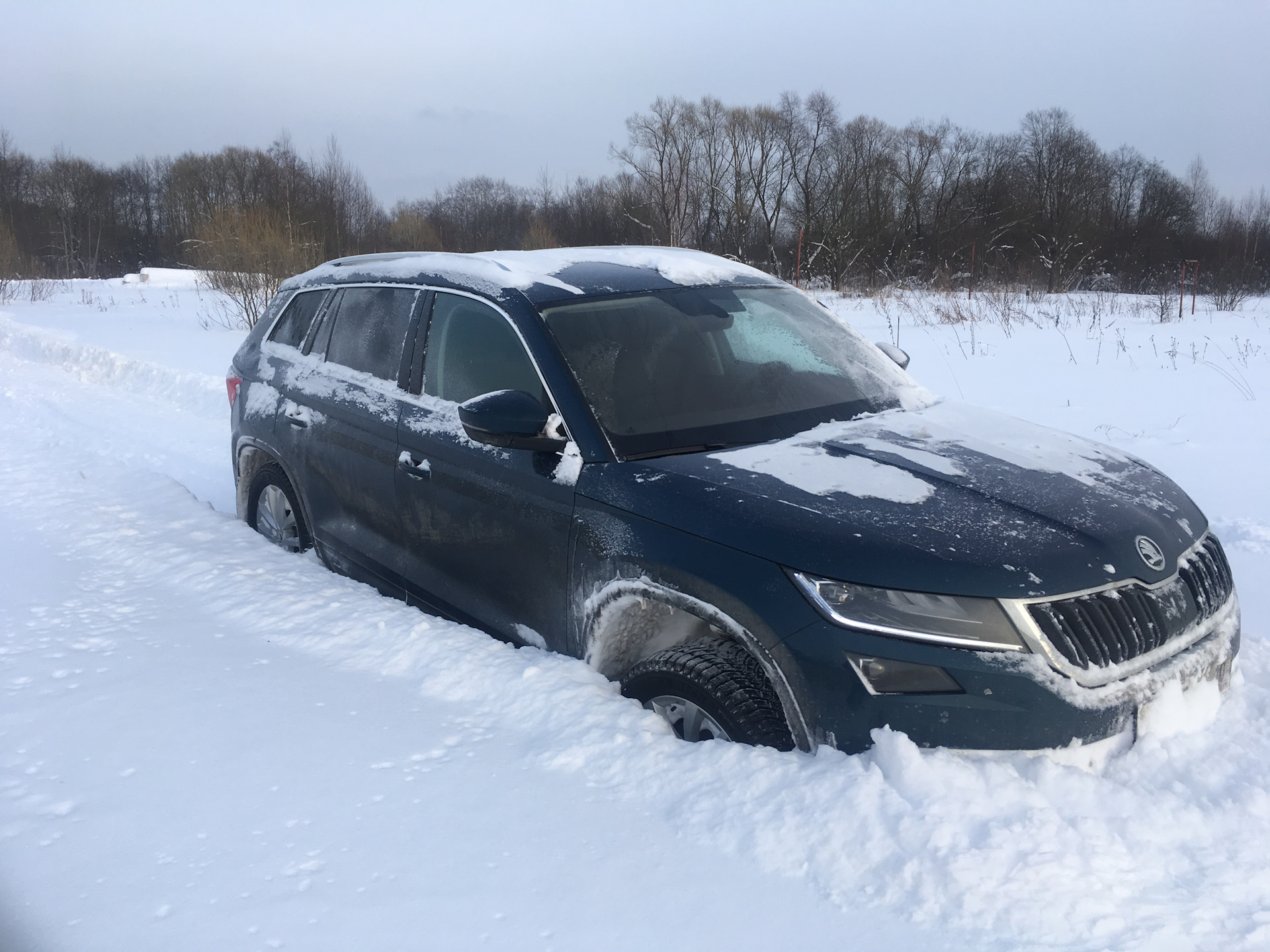 Шкода кодиак полный привод. Полный привод Шкода Кодиак. Skoda Kodiaq гололед. Разбитая Шкода Кодиак зима. Шкода Кодиак по снегу.