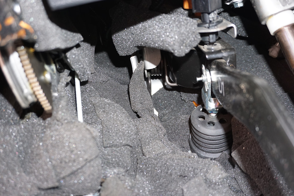 Значит так, на моторном щите 1-вый слой это легкая вибра дарк 2, 2 -рой слой ЛокУльтра, 2(а) слой -штатный войлок, 3-тий слой войлок Комфортмат 10мм, ну и 4 -тый слой Бипласт 10 мм! — Nissan Murano II