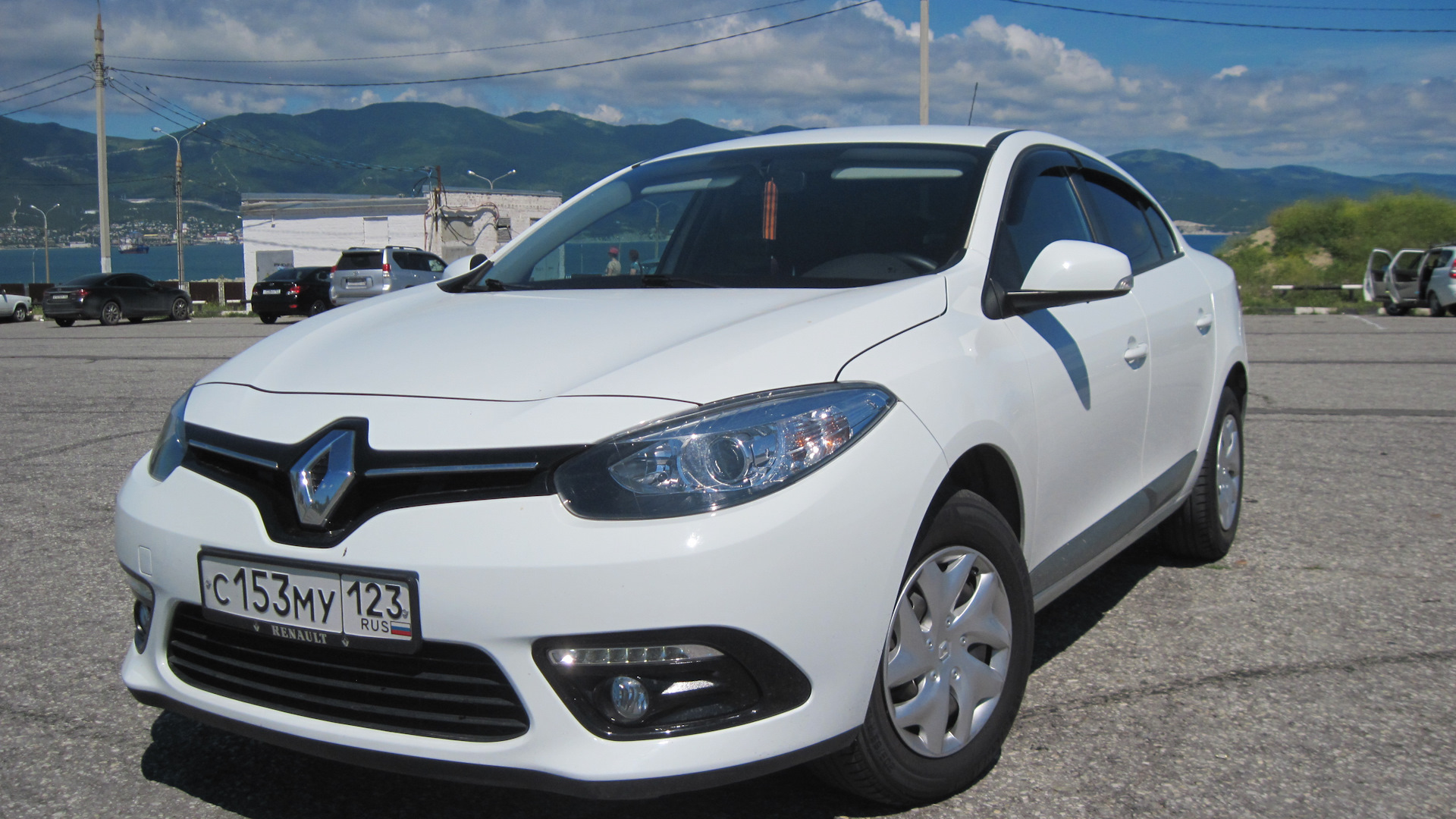 Белый рено террористов. Рено Флюенс 2013 белый. Renault Fluence белый. Рено Флюенс 2018. Рено Флюенс 2013.