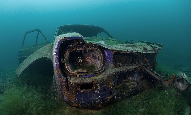 Брошенные автомобили под водой