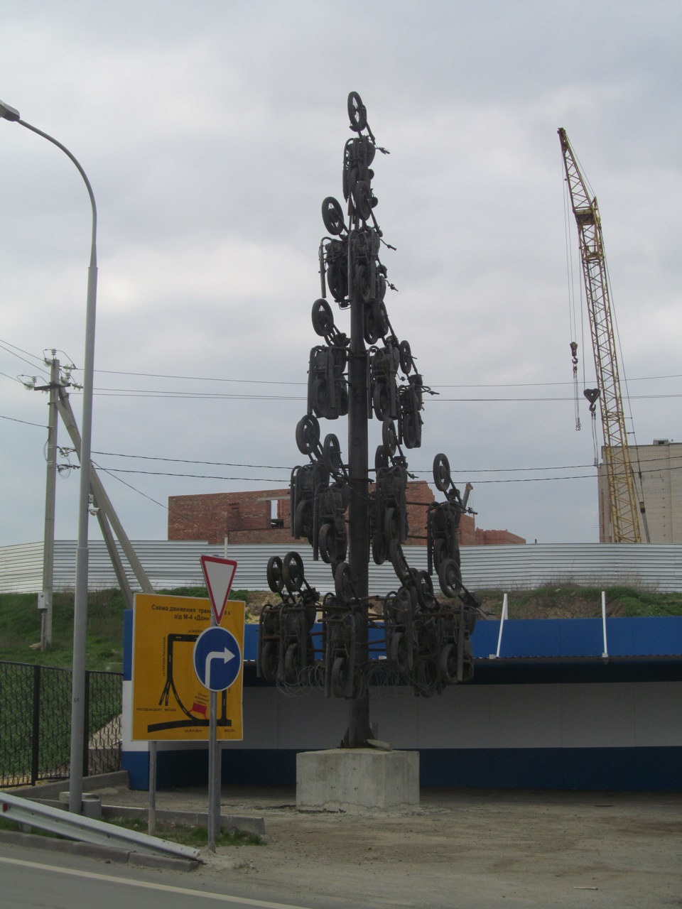 Монумент из мотоциклов, чему посвящён осталось для меня загадкой — Hyundai i40