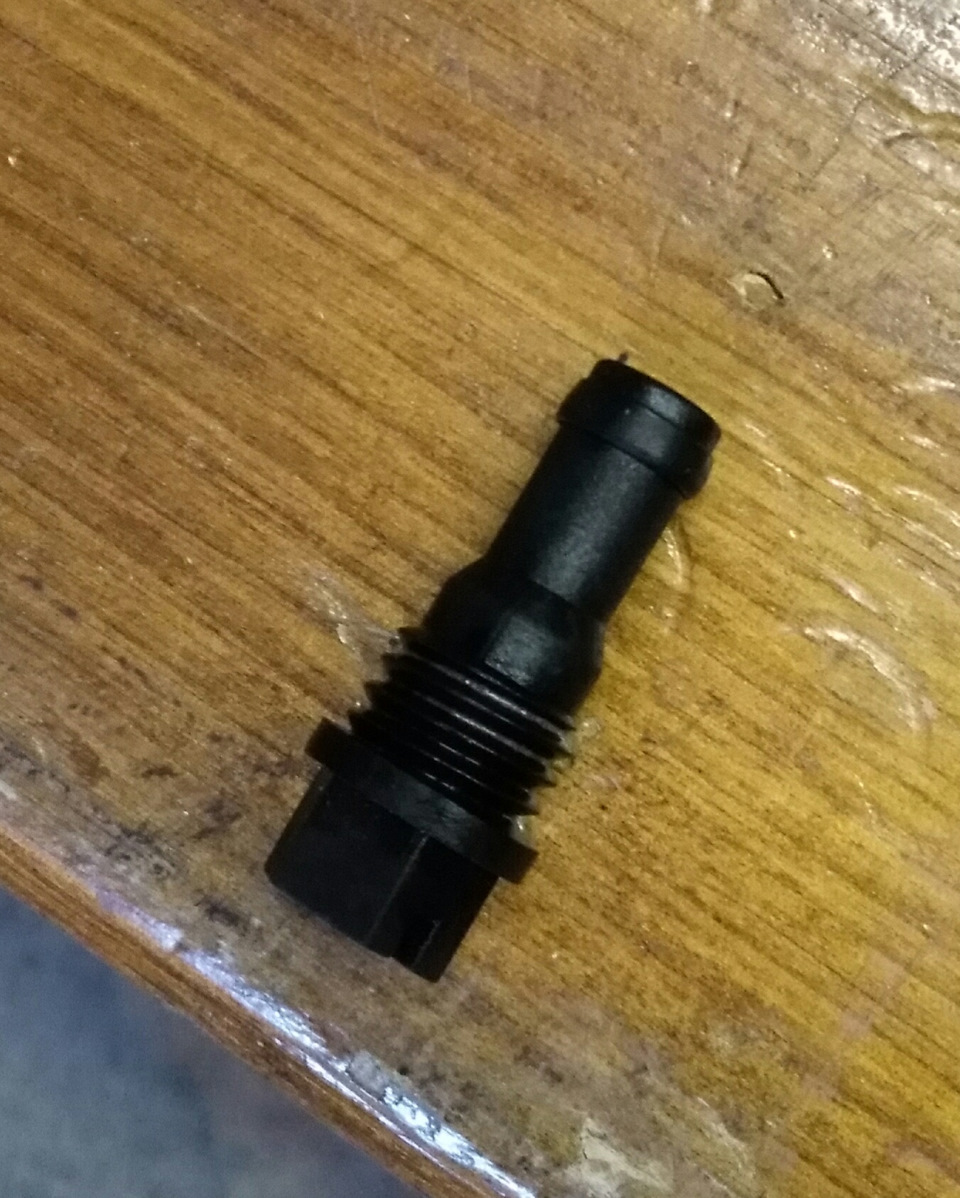 вот этот гадкий болт, который не справился со своей задачей — Chevrolet Lacetti 5D