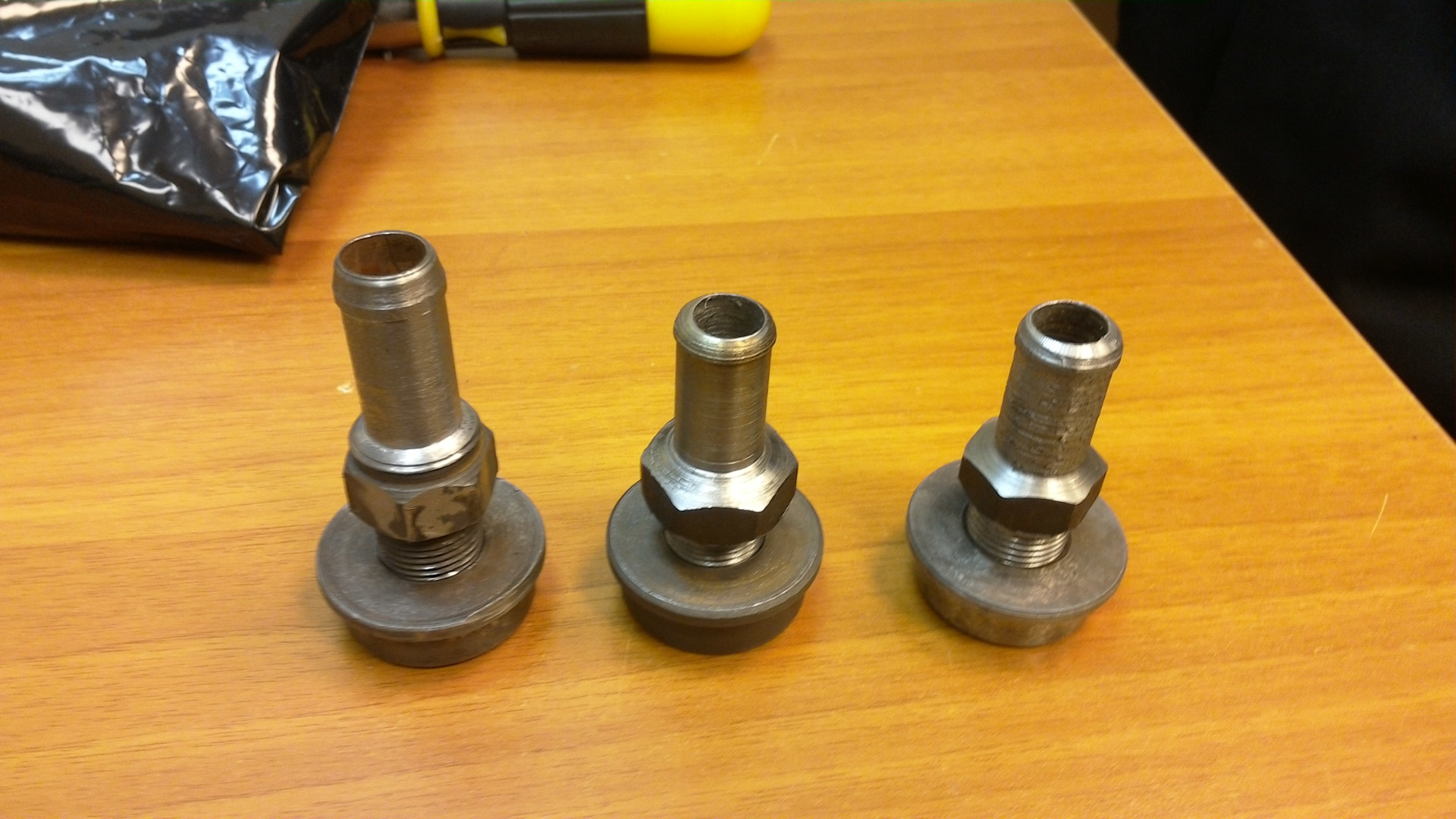 штуцер прокачки тормоза заднего general motors 94535930. 6. штуцер дэу нексия. втулка впускного коллектора нексия. штуцер прокачки тормозов ланос.