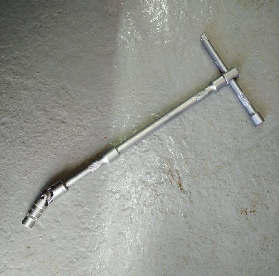 Ключ удлиненный — Mitsubishi Pajero Sport (3G)