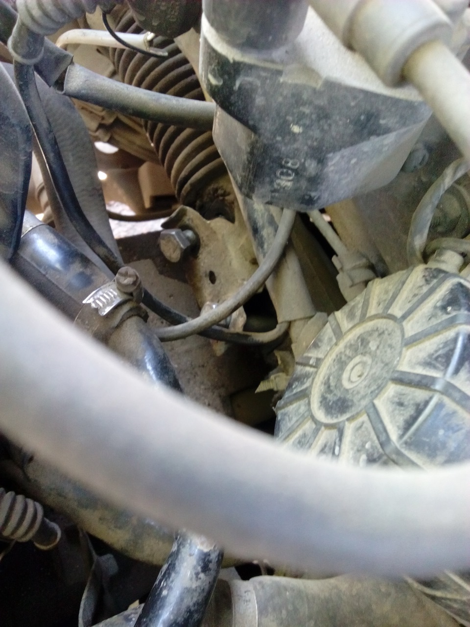 замена пыльника рулевой рейки — Audi 100 (C4), 2 л, 1991 года | своими ...