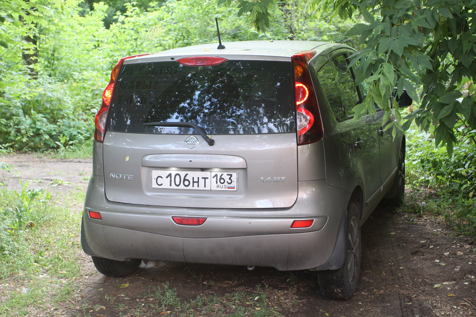 Ниссан ноут задний. Nissan Note сзади. Задний габарит Ниссан ноут. Nissan Note лампы сзади. Фонарь света заднего хода Nissan Note.