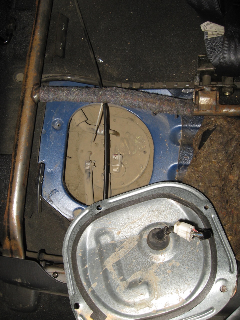 Замена Масла и фильтра в бензобаке — Mazda Familia (BJ), 2 л, 2001 года ...