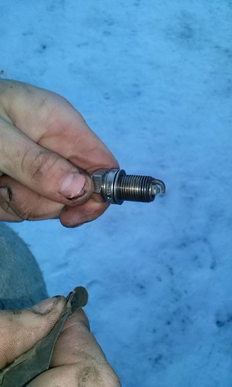 Масло в свечном колодце — Lada Калина седан, 1,4 л, 2008 года | своими ...