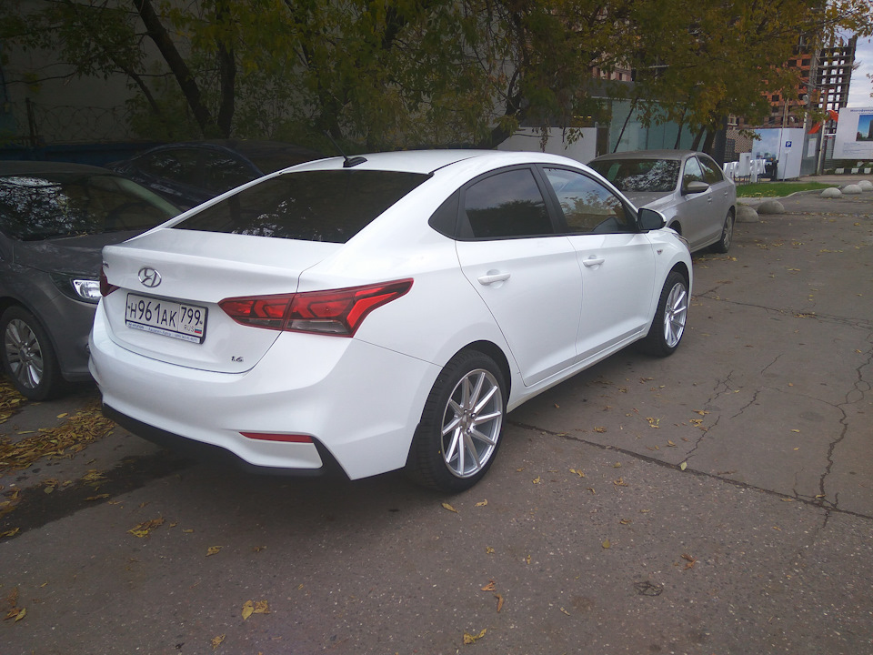 Hyundai Solaris 2017 белый тонированная на литье