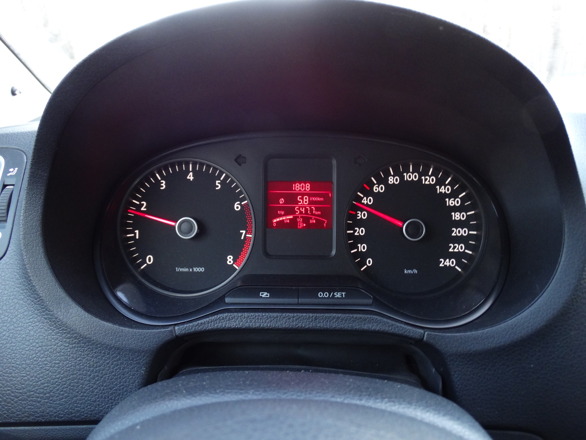 Панель поло седан. Приборная панель поло 2012. Volkswagen Polo спидометр. Спидометр Фольксваген поло 2022. Приборная панель поло седан 2013.