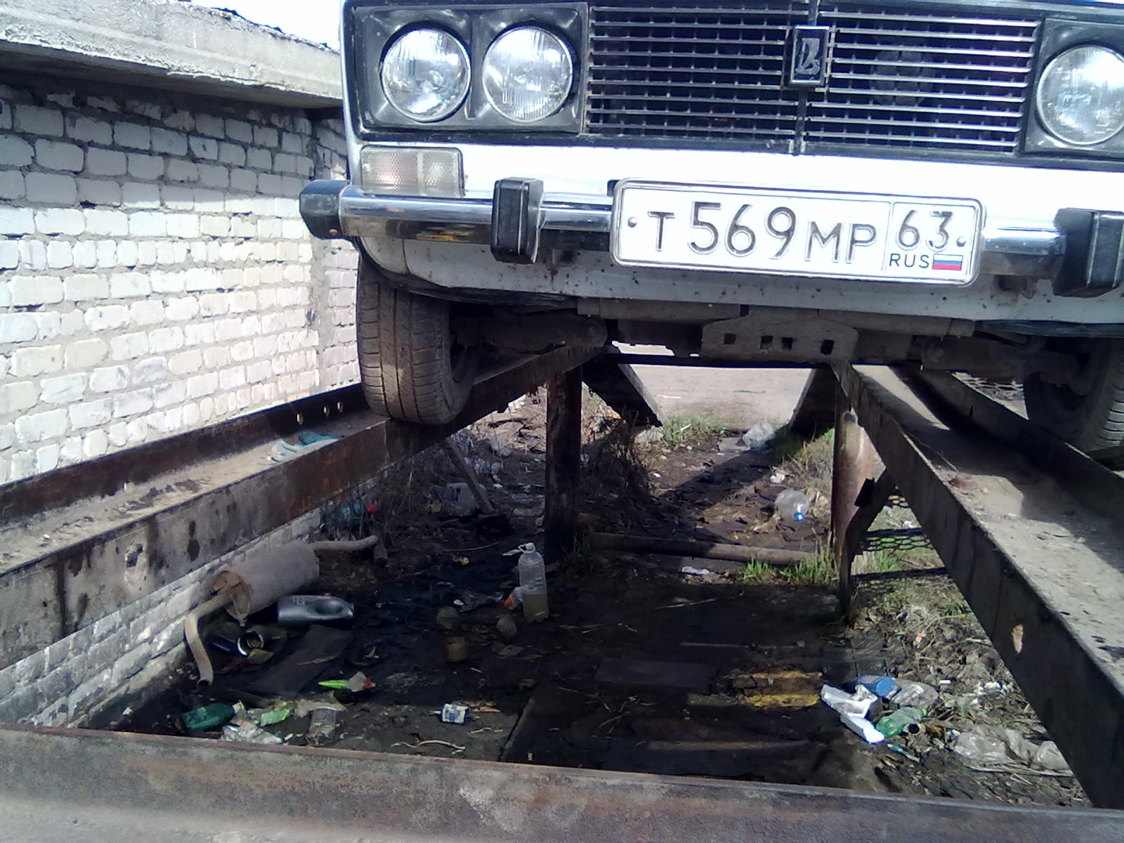 Чуть не слетел с эстакады, провалился на домкрате, неудачник дня))) — Lada  2106, 1,6 л, 1998 года | прикол | DRIVE2