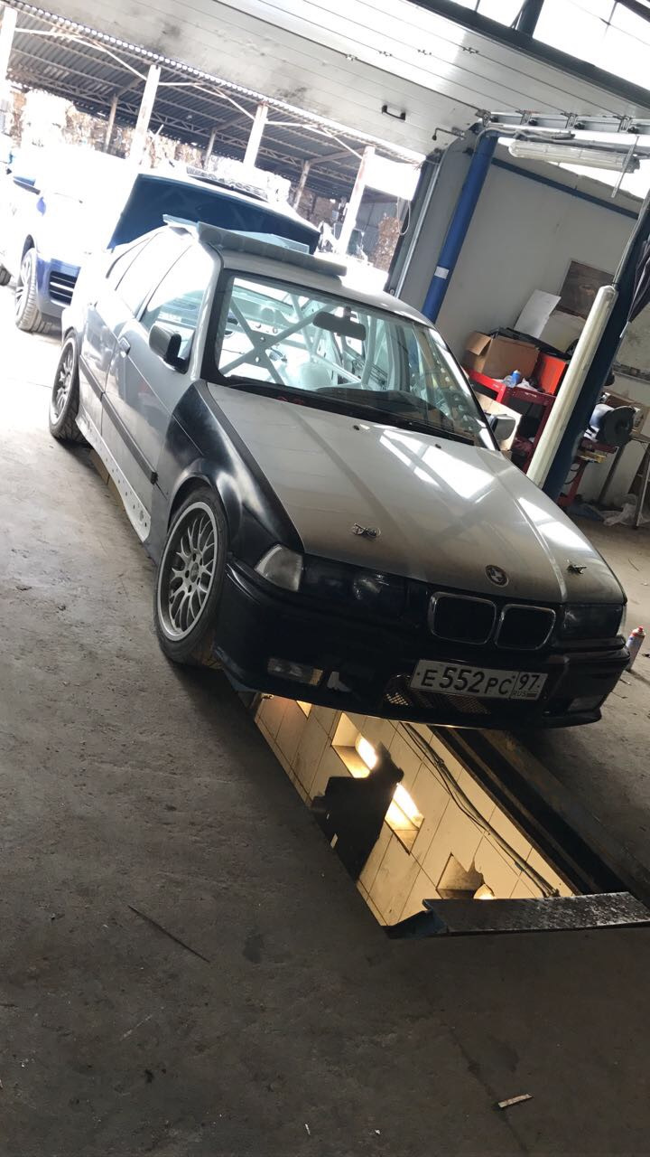 BMW E36 полная оклейка красной глянцевой пленкой, тонировка фар — Sol  Motors на DRIVE2