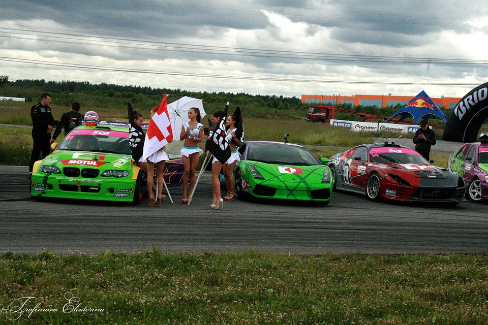 Команда на параде участников — BMW 3 series Coupe (E46)