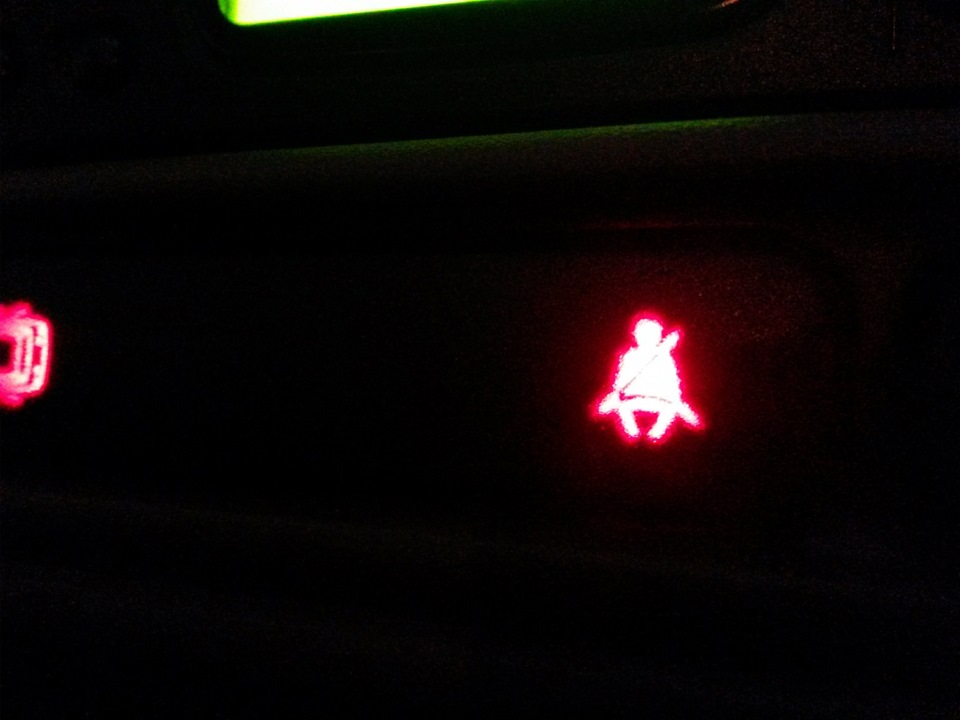 Индикатор непристегнутого ремня форд фокус. Датчик ремня безопасности форд фокус 2 на панели приборов. Лансер 10 индикация открытой двери. Индикатор непристегнутого ремня. Лампа непристегнутого ремня.