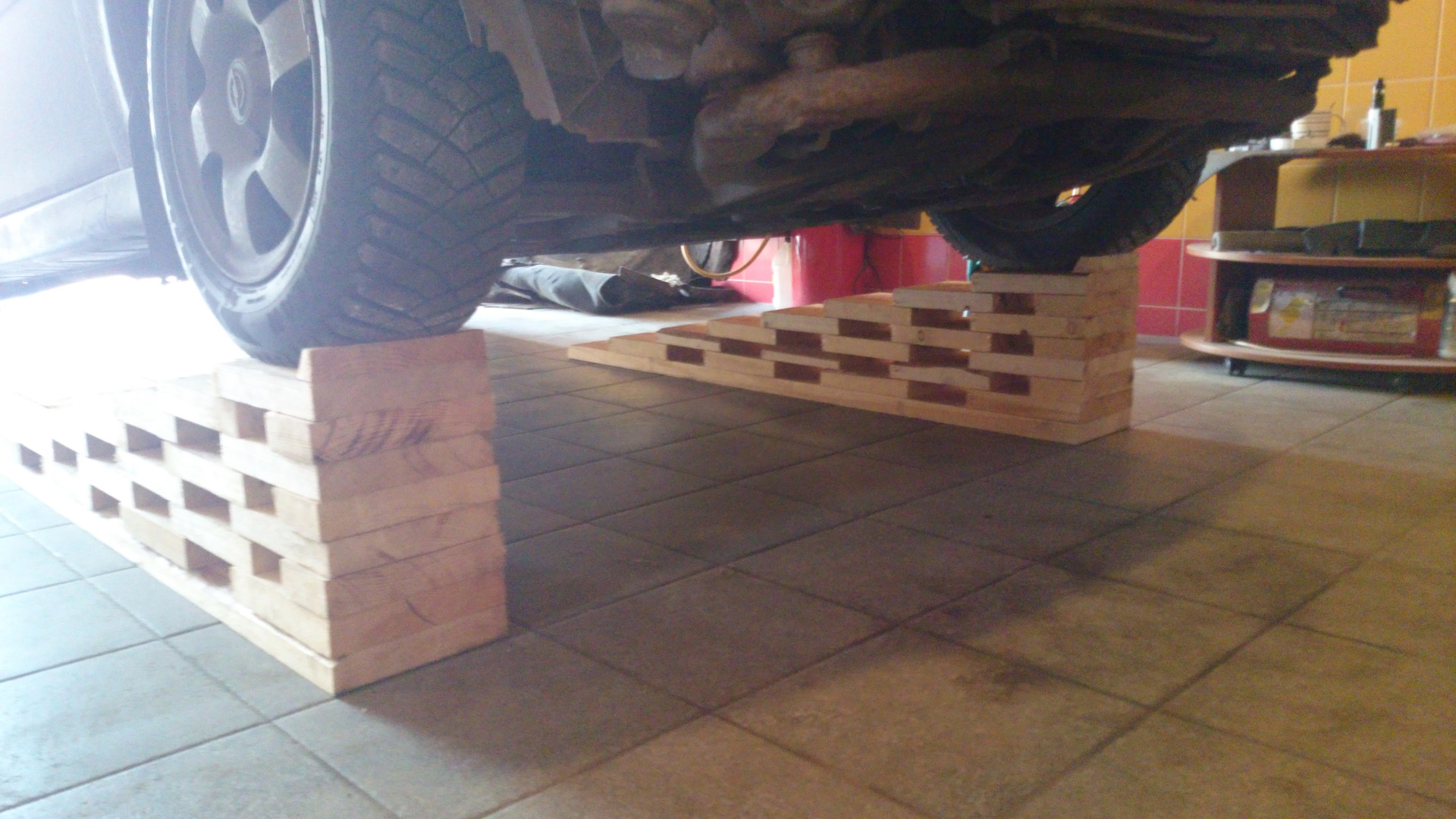 Эстакада из дерева. Подставки под колеса на Газель для эстакады. Мини эстакада из бруса 150х150. Мини эстакада из дерева. Деревянная мини эстакада для авто.