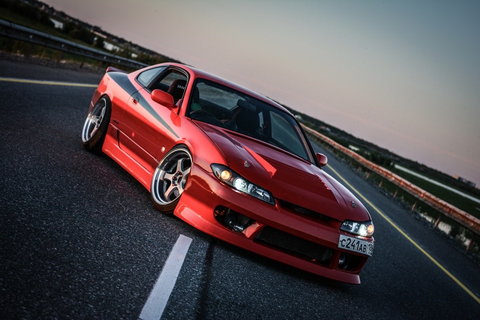 Nissan Silvia s15 красная