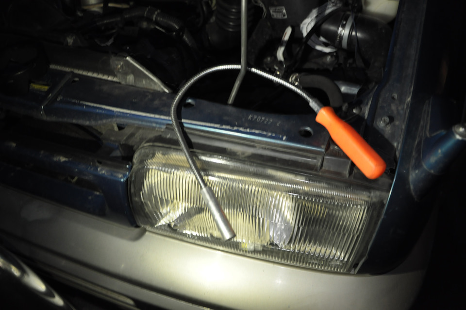 как достать лампочку подсветки не снимая фары — Nissan Mistral, 2,7 л ...