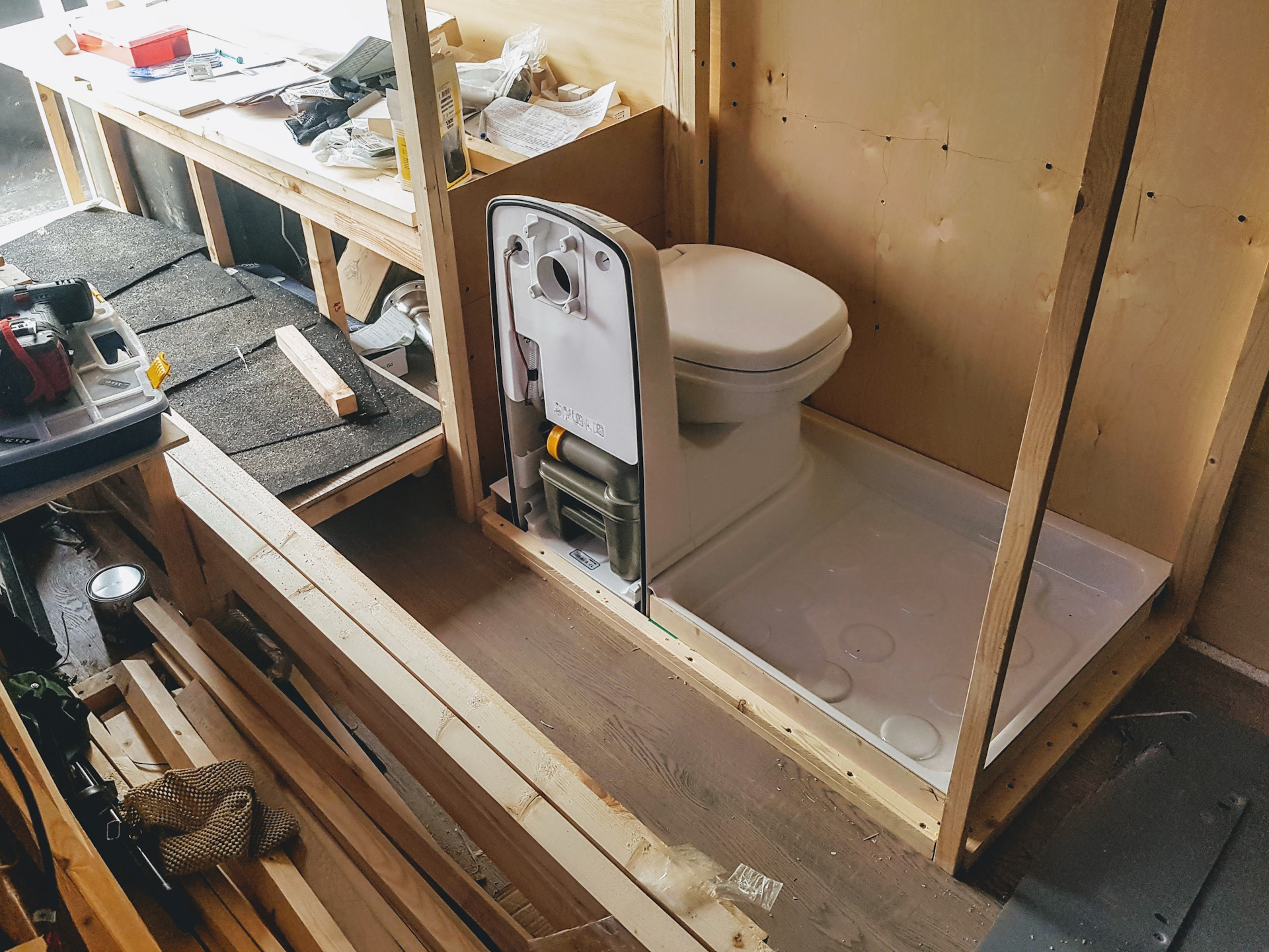 Монтаж туалета в деревянном доме своими руками: Советы +Видео