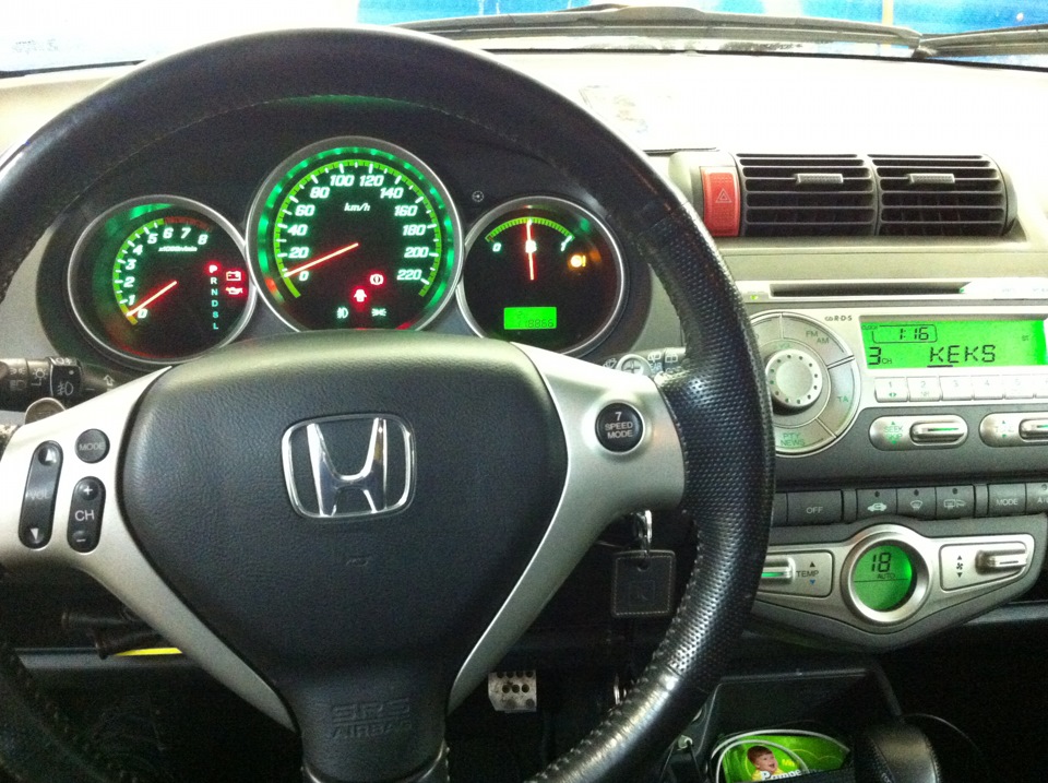 Приборка светит зеленым светом! — Honda Jazz (1G), 1,4 л, 2008 года ...
