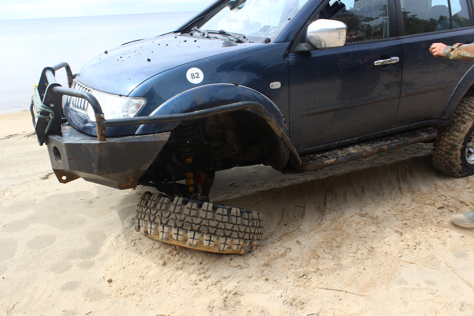 Побережье Онежского озера. Сразу за высокой горкой по дороге на Бесов Нос через Шальский. — Mitsubishi Pajero Sport (2G)