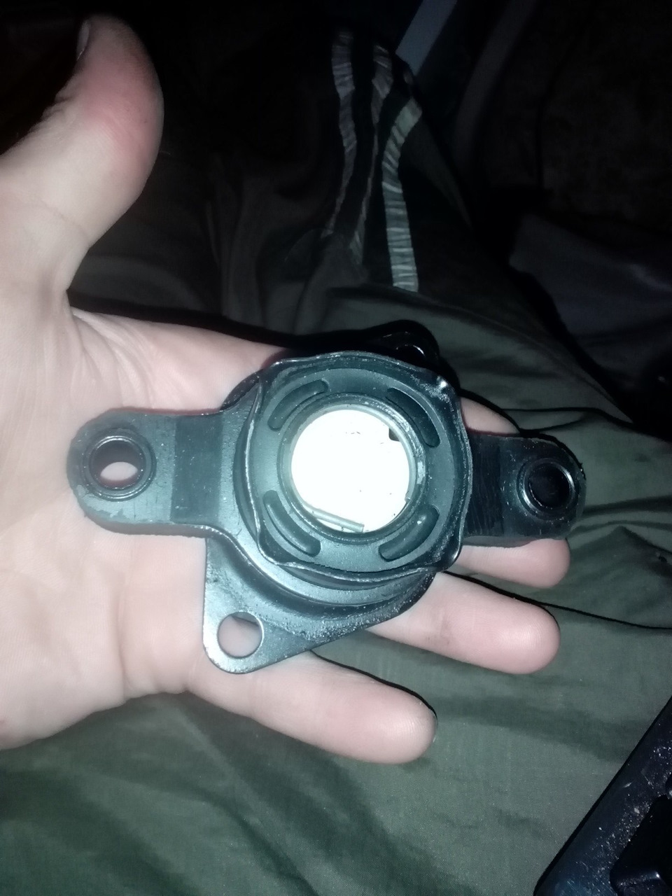 Обойма опоры шаровой рычага КПП — Lada Приора седан, 1,6 л, 2010 года ...