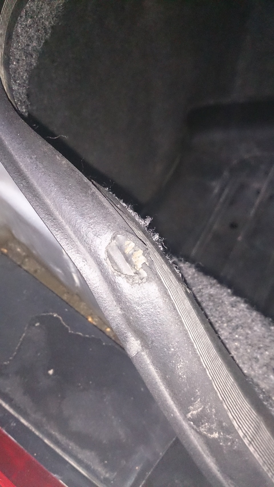 Уплотнитель багажника от двянашки — Lada 2115, 1,5 л, 2003 года ...