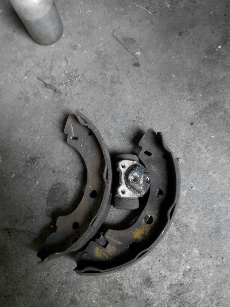 Потек задний тормозной цилиндр и замена колодок — Renault Kangoo (1G ...