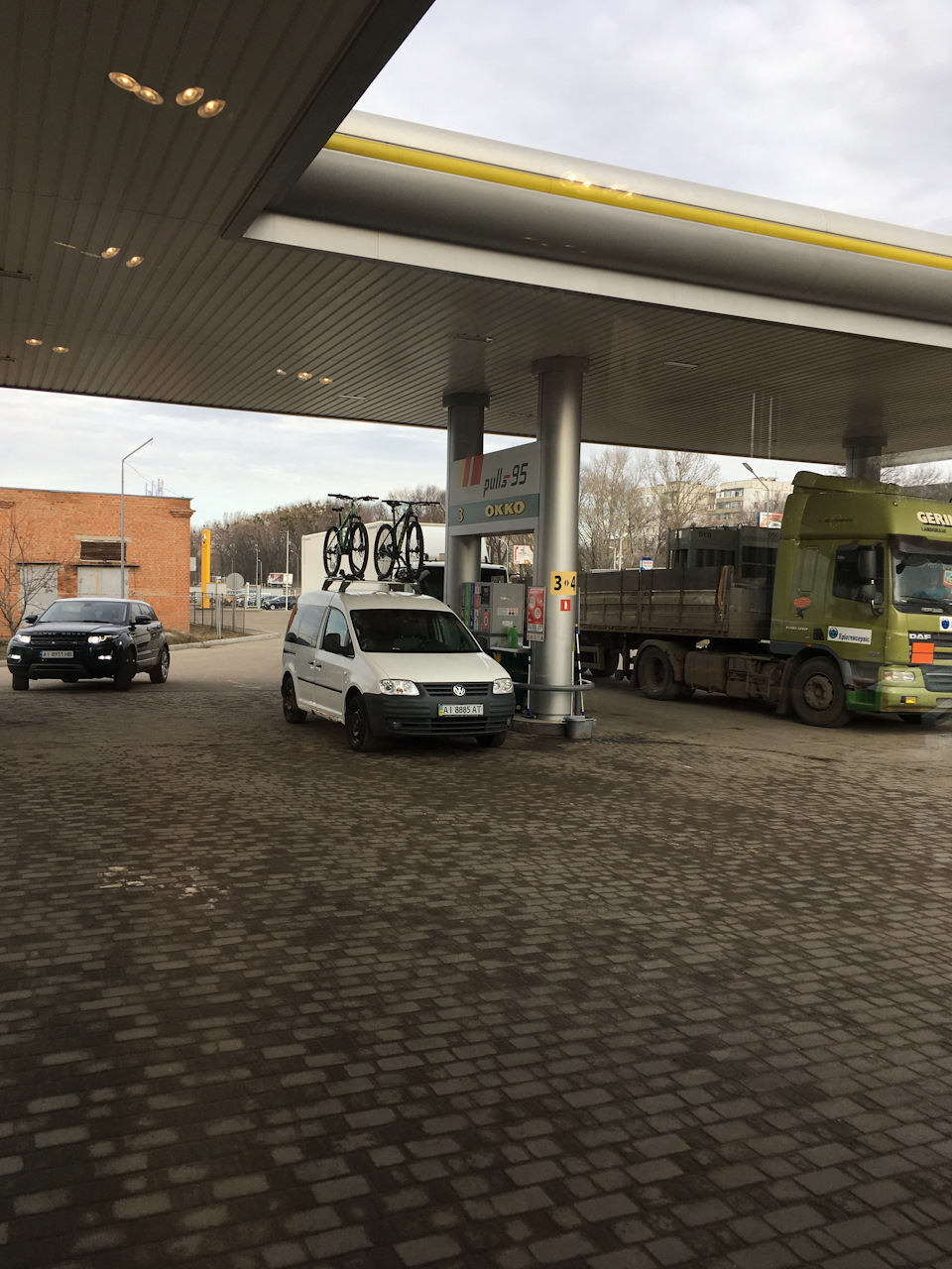 Погодка шепчет. Берем с собой велики — еще одно любимое хобби. — Volkswagen Caddy (3G)