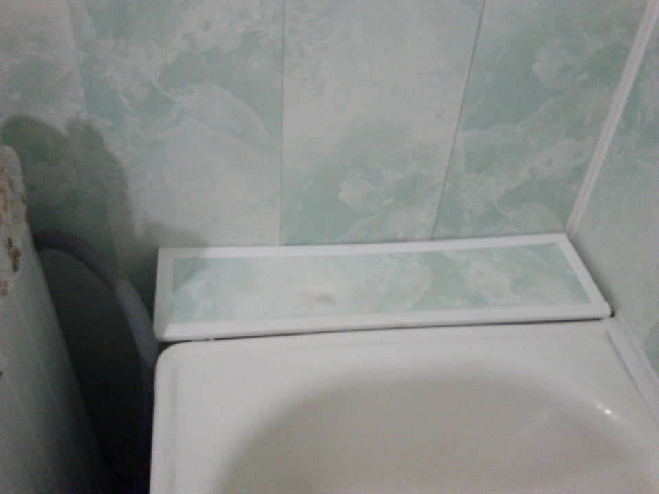 Заделать зазор между ванной и стеной 20 см. Полочка междуьстеной и ванной. Панель между ванной и стеной. Как сделать между ванной и стеной